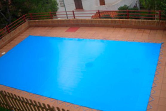 piscina con cubierta
